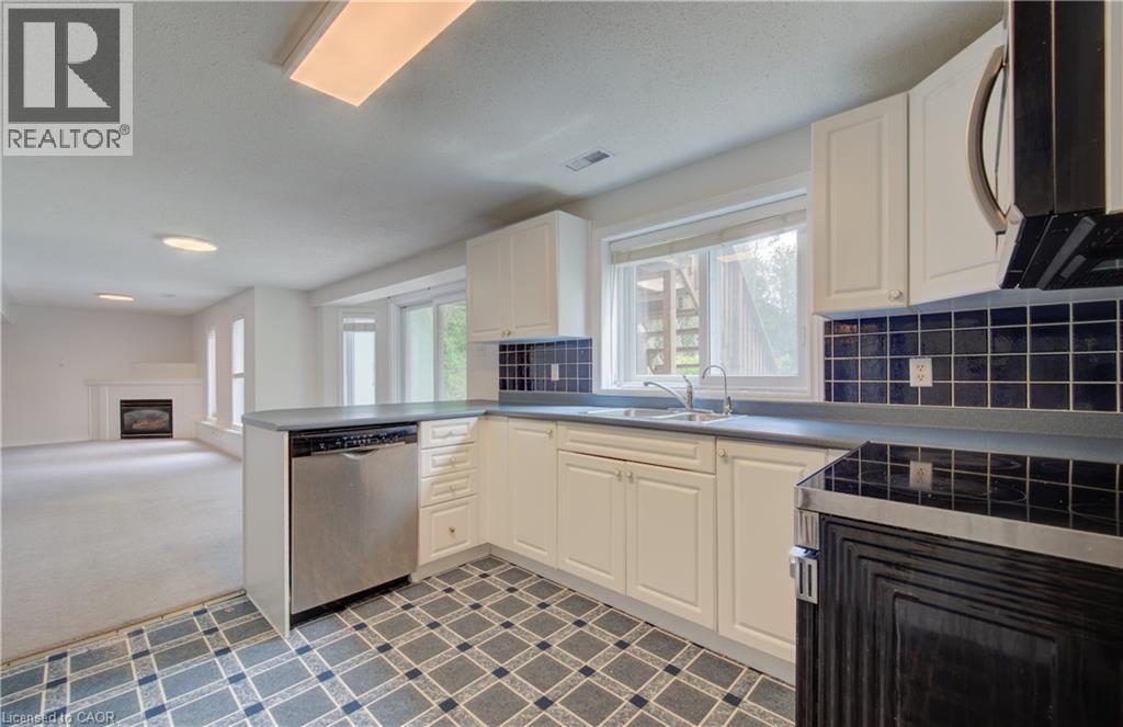 25 Idle Ridge Court, Kitchener, Ontario  N2A 3W3 - Photo 3 - 40857942