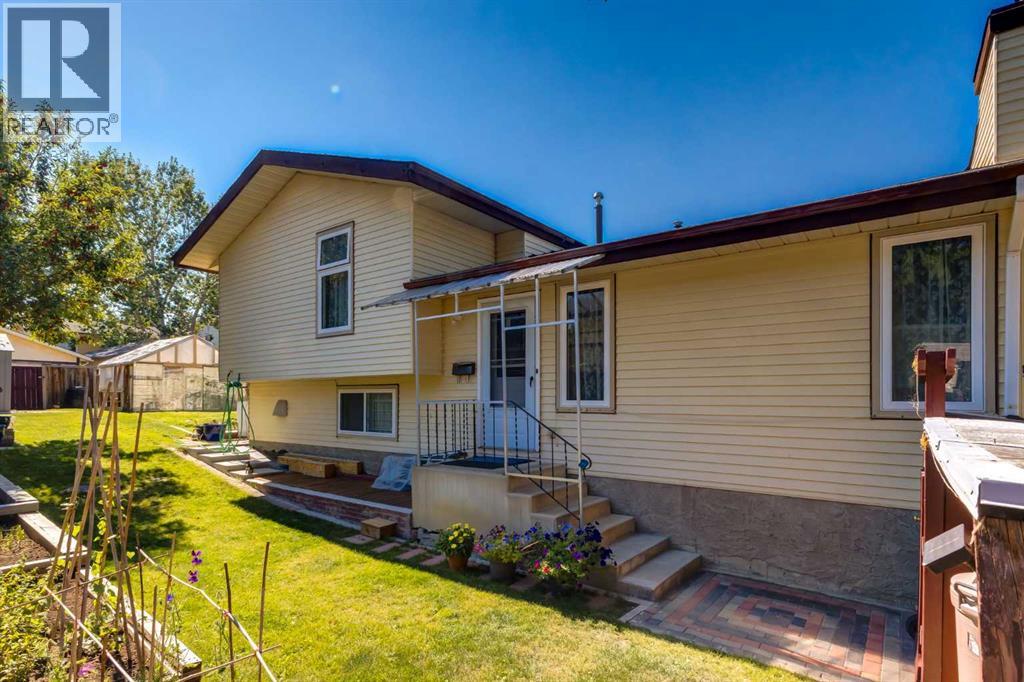 116 Bearberry Crescent NW, Calgary, Alberta  T3K 1R3 - Photo 2 - A2340617