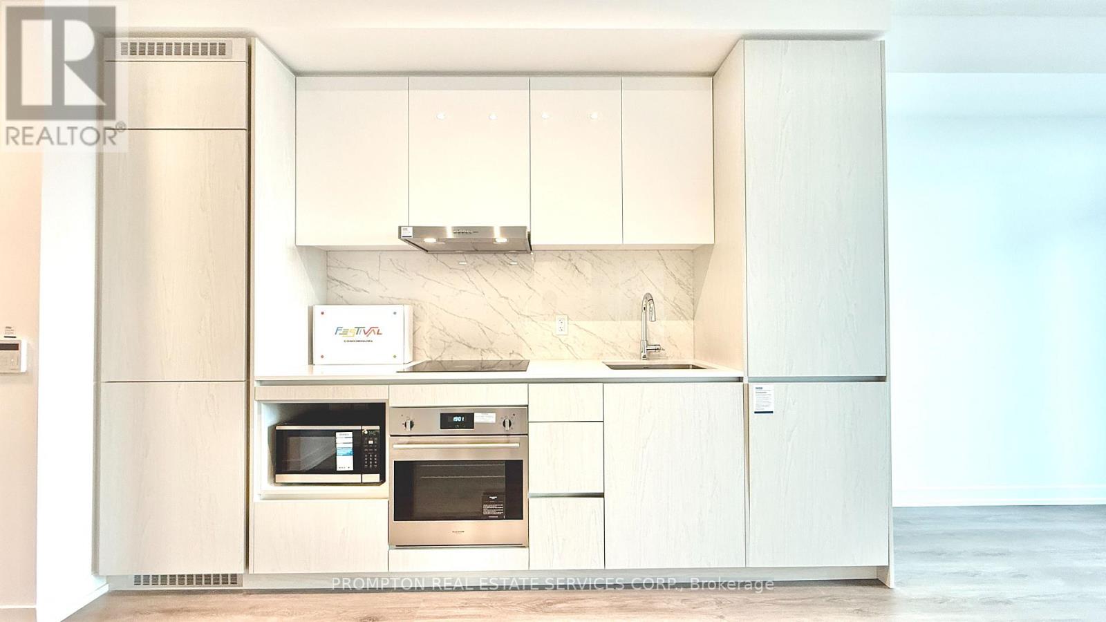 3002 - 28 Interchange Way, Vaughan, Ontario L4K 0P8 - Photo 2 - N13724400