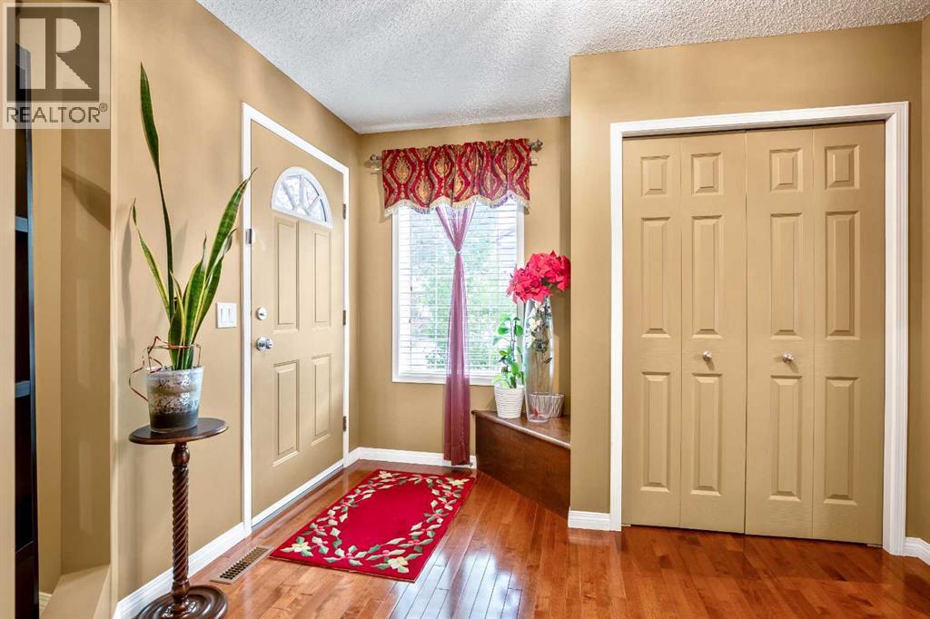 230 Shannon Square SW, Calgary, Alberta  T2Y 4K2 - Photo 4 - A2337821