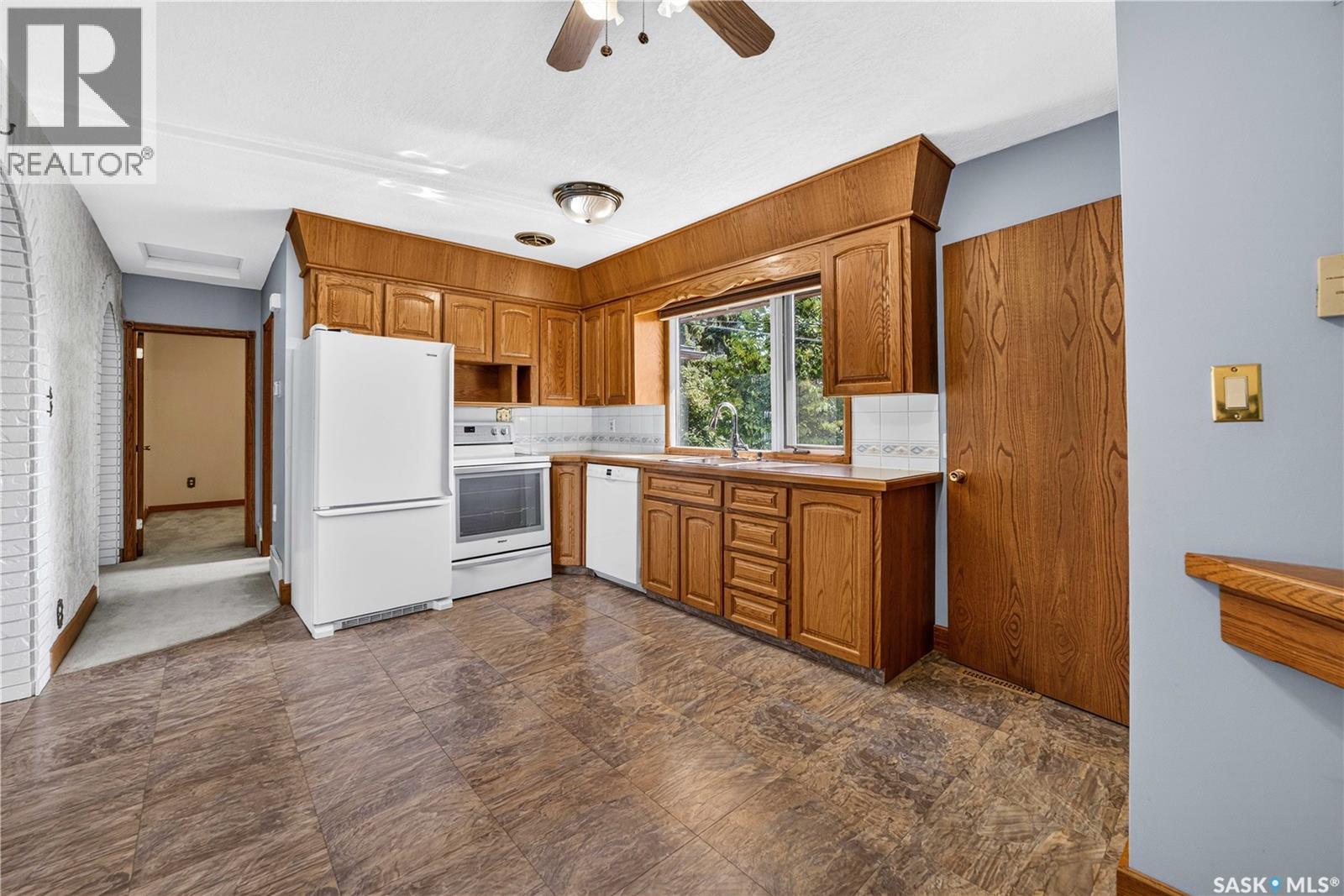 27 Ellison Crescent, Regina, Saskatchewan  S4R 4V4 - Photo 4 - SK046951