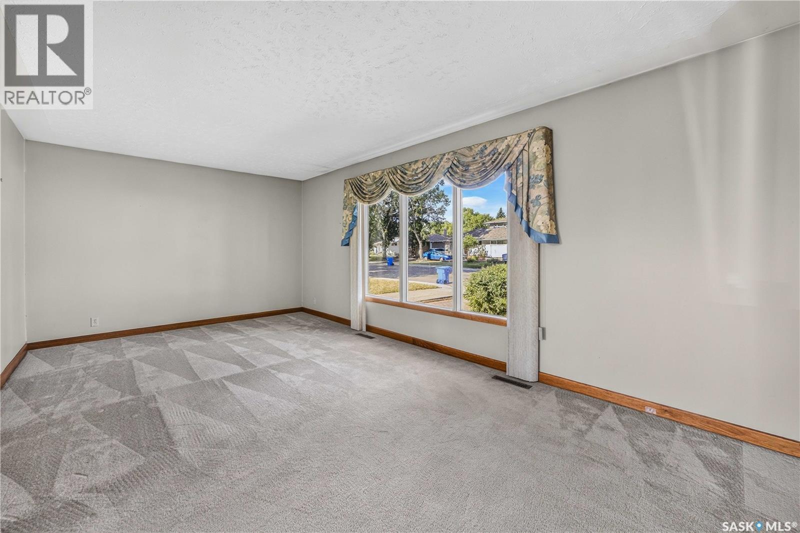 27 Ellison Crescent, Regina, Saskatchewan  S4R 4V4 - Photo 8 - SK046951