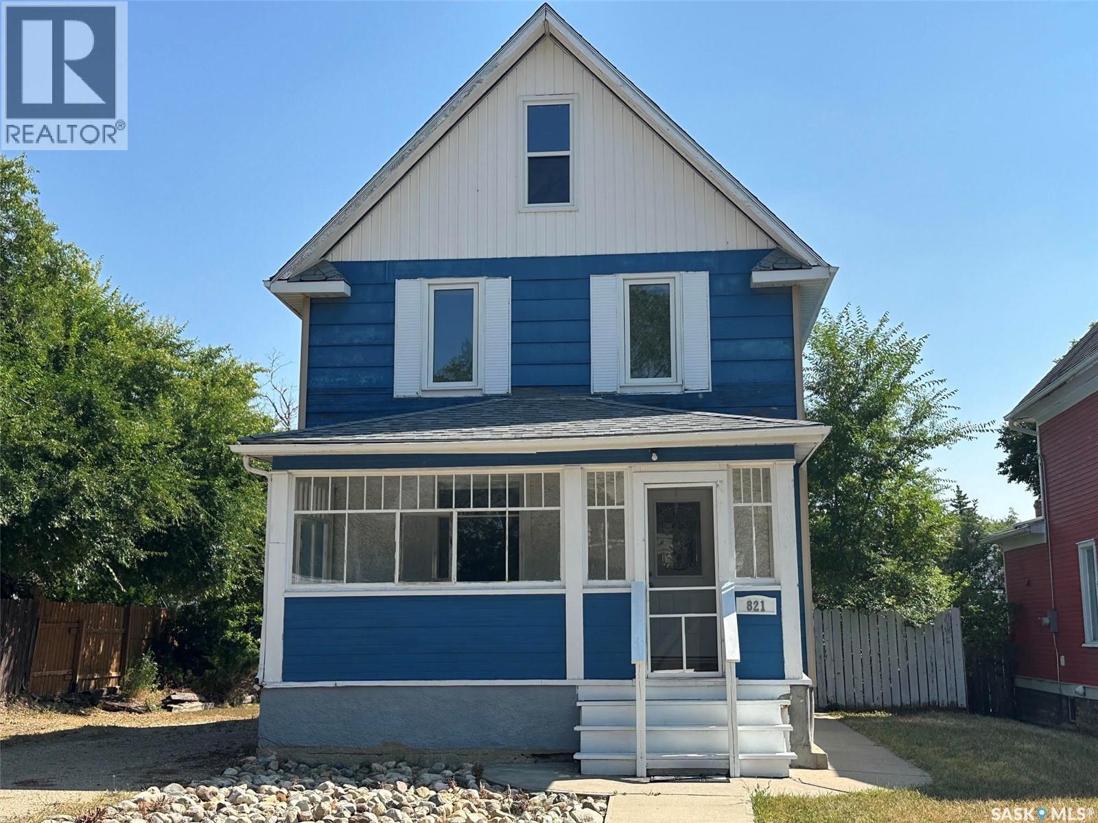 821 6th Avenue Nw, Moose Jaw, Saskatchewan  S6H 4A2 - Photo 1 - SK046984