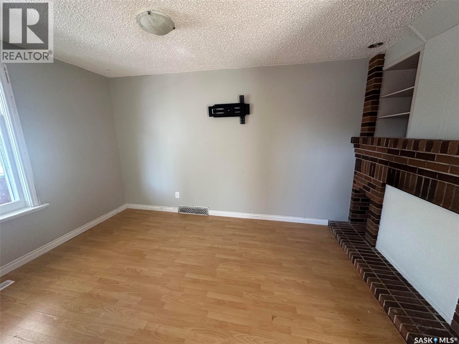 821 6th Avenue Nw, Moose Jaw, Saskatchewan  S6H 4A2 - Photo 2 - SK046984