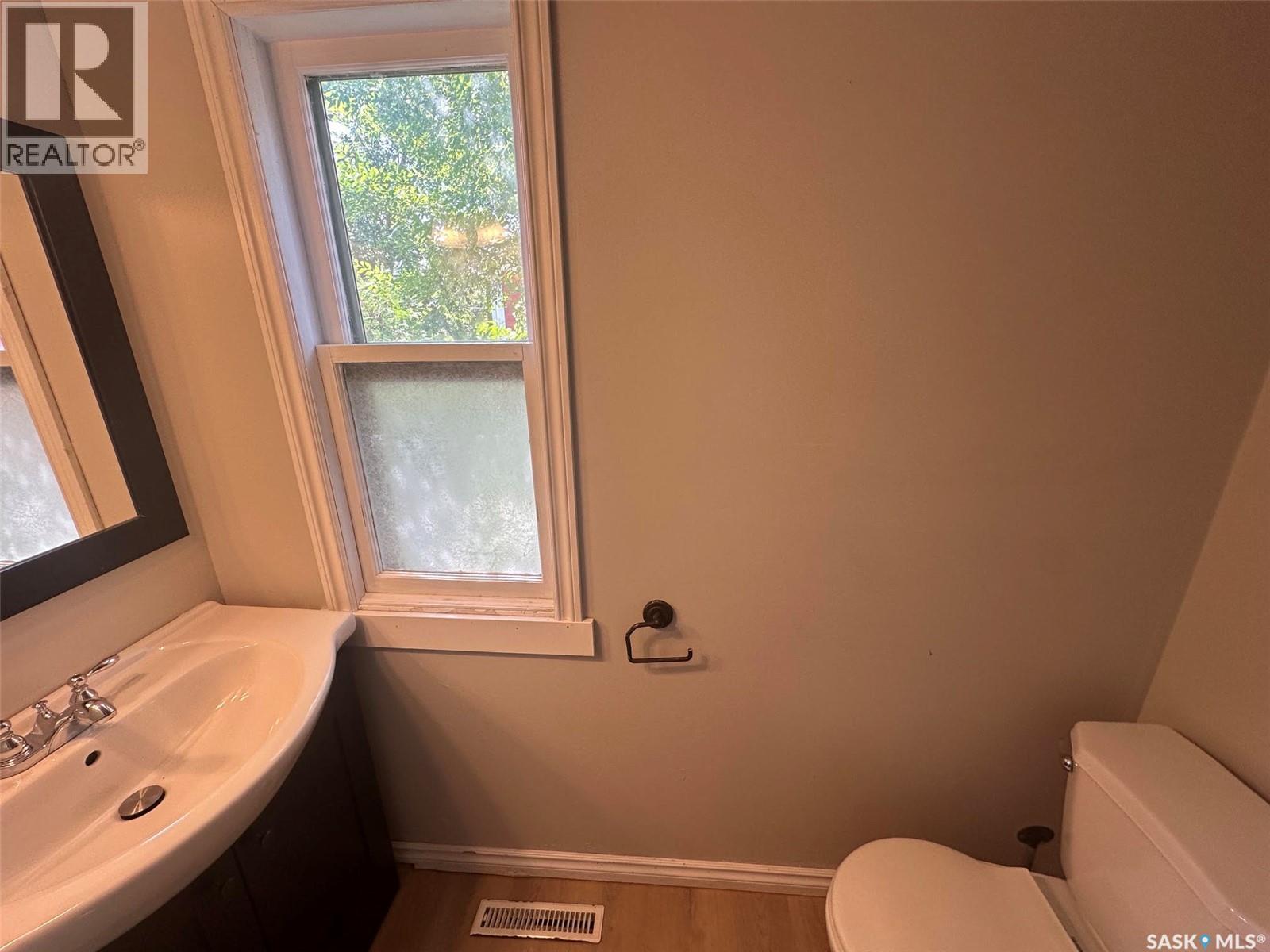 821 6th Avenue Nw, Moose Jaw, Saskatchewan  S6H 4A2 - Photo 8 - SK046984