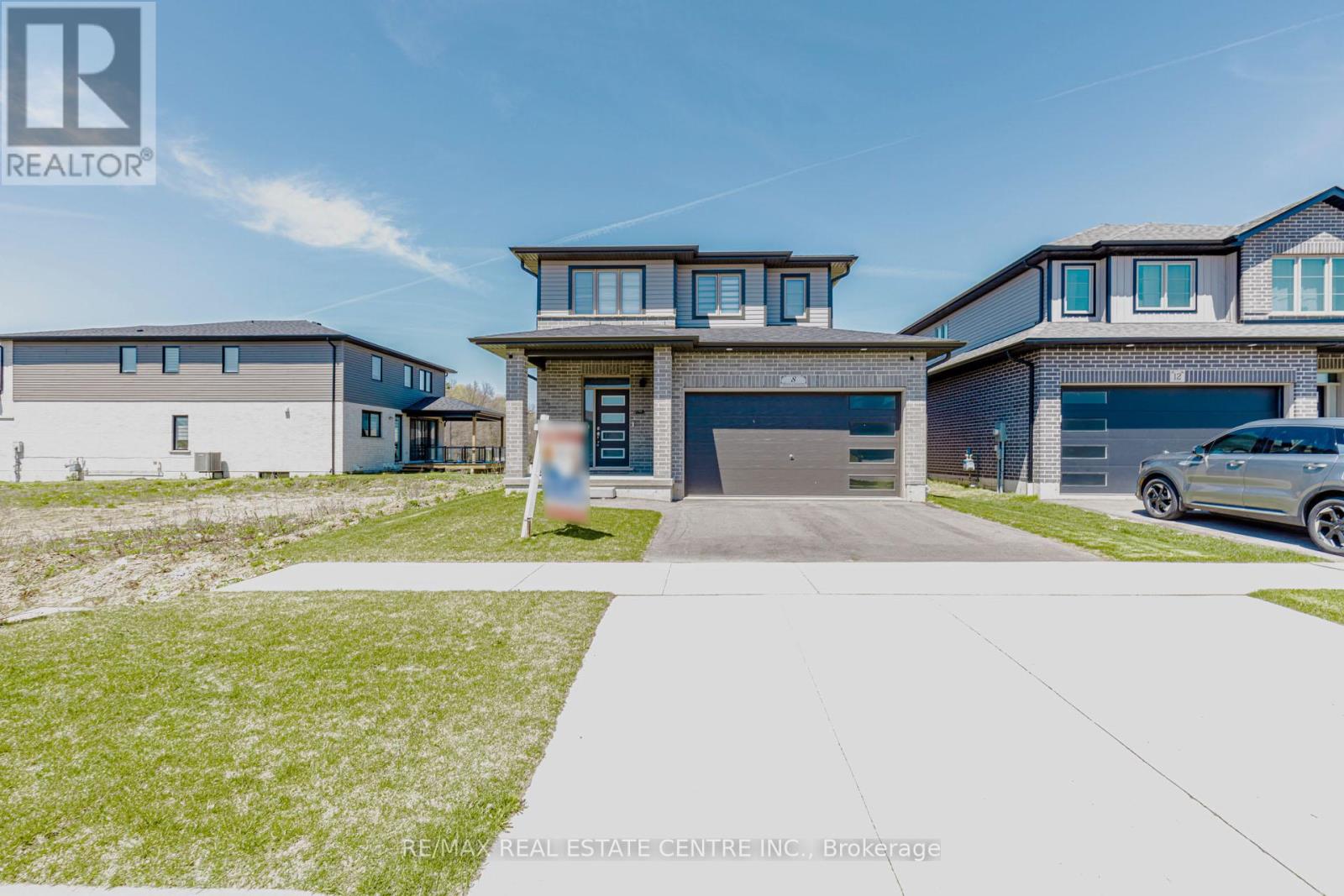 8 MOON CRESCENT, Cambridge, Ontario