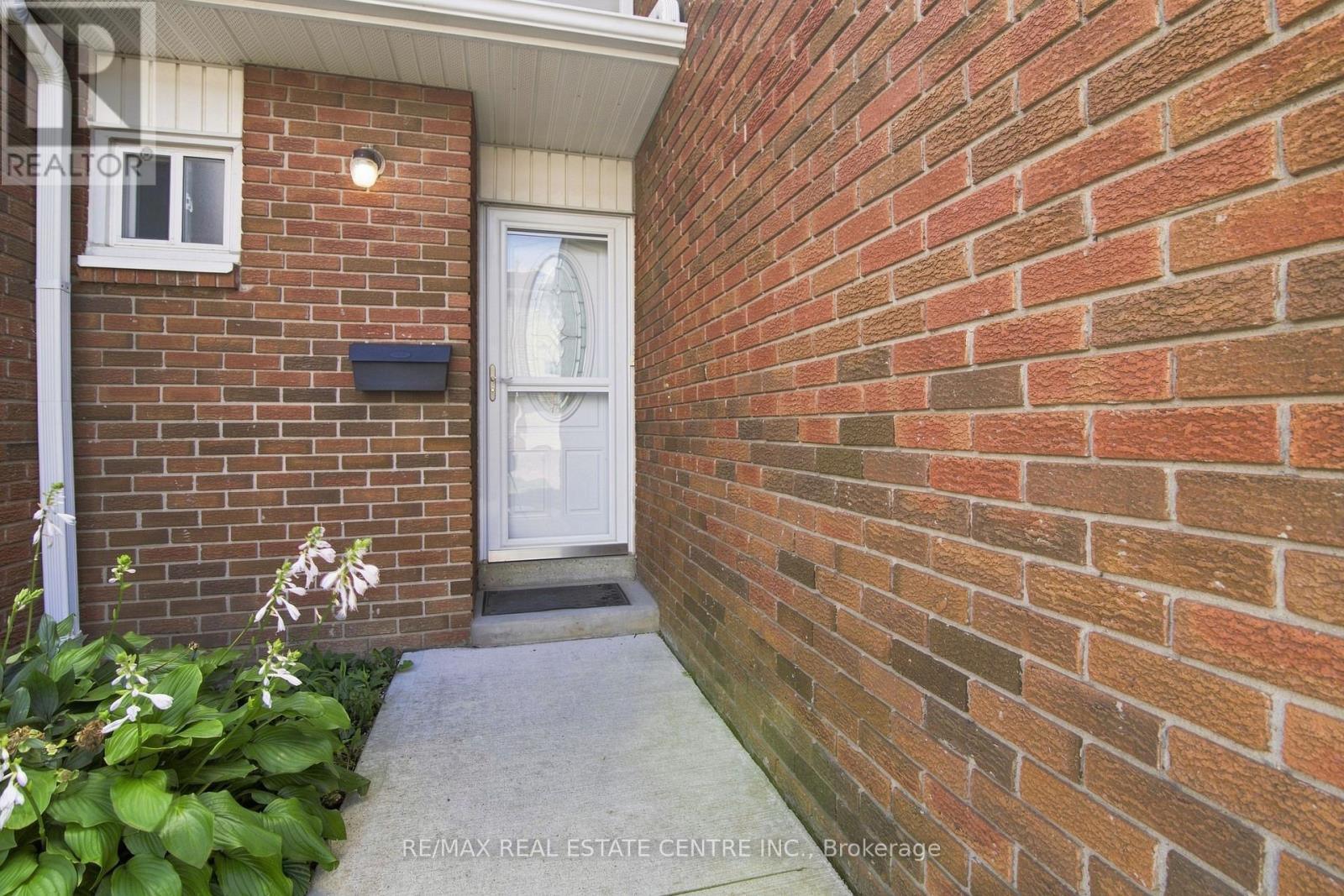 49 - 44 Franklin Court, Brampton, Ontario L6T 3Z1 - Photo 2 - W13724544