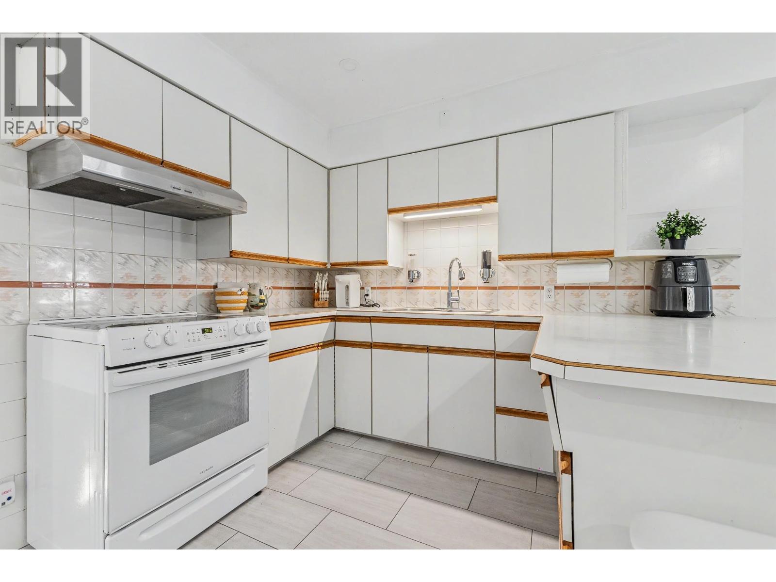 677 Gatensbury Street, Coquitlam, British Columbia  V3J 5G9 - Photo 8 - R3159458