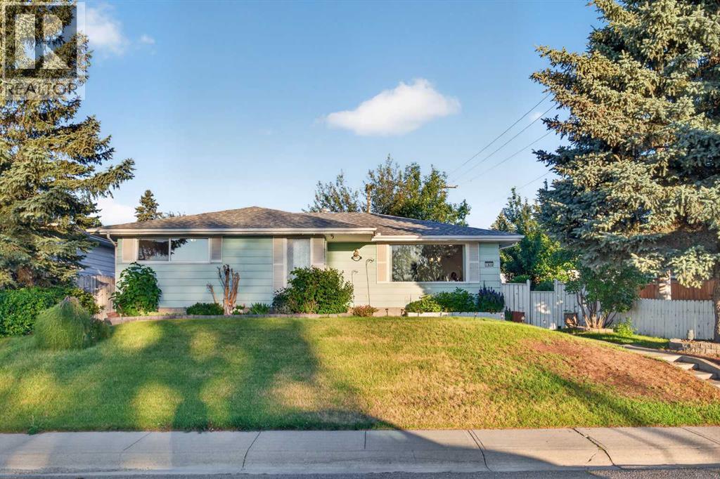 7035 Huntercrest Road NW, Calgary, Alberta  T2K 4J9 - Photo 1 - A2338998