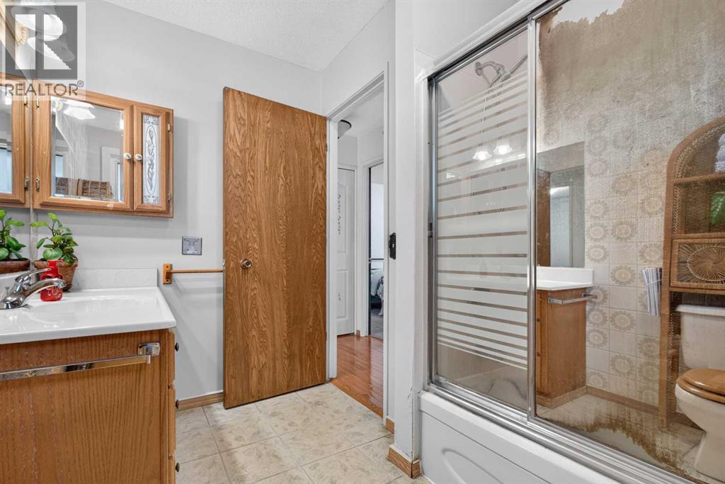7035 Huntercrest Road NW, Calgary, Alberta  T2K 4J9 - Photo 22 - A2338998