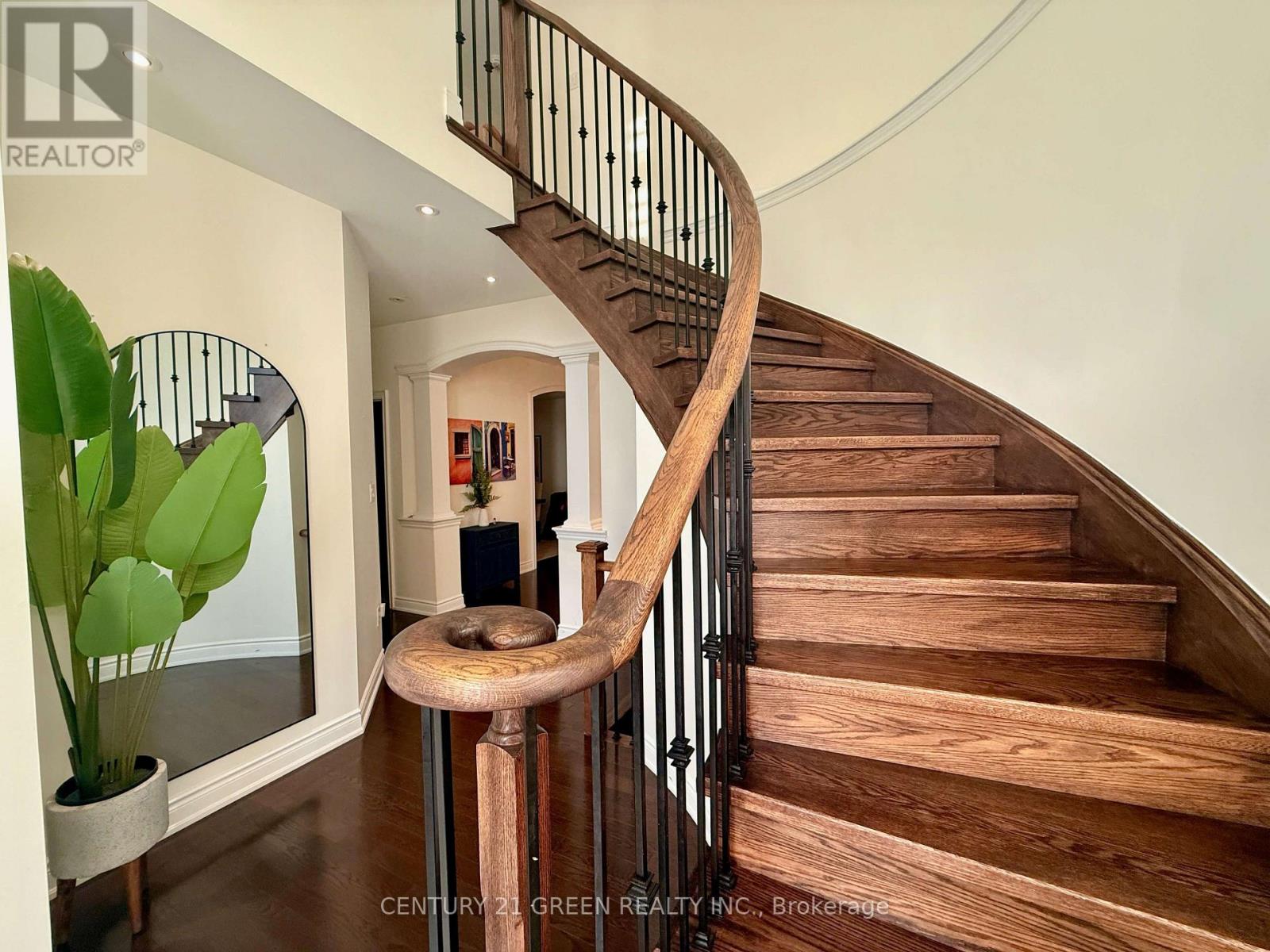 Main & 2nd Floor - 37 Prairie Creek Crescent, Brampton, Ontario  L6Y 6C9 - Photo 2 - W13724598
