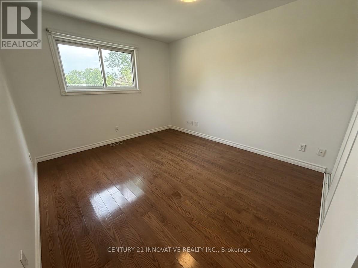 Upper - 541 Chamberlain Road, Burlington, Ontario  L7L 2V2 - Photo 12 - W13724612
