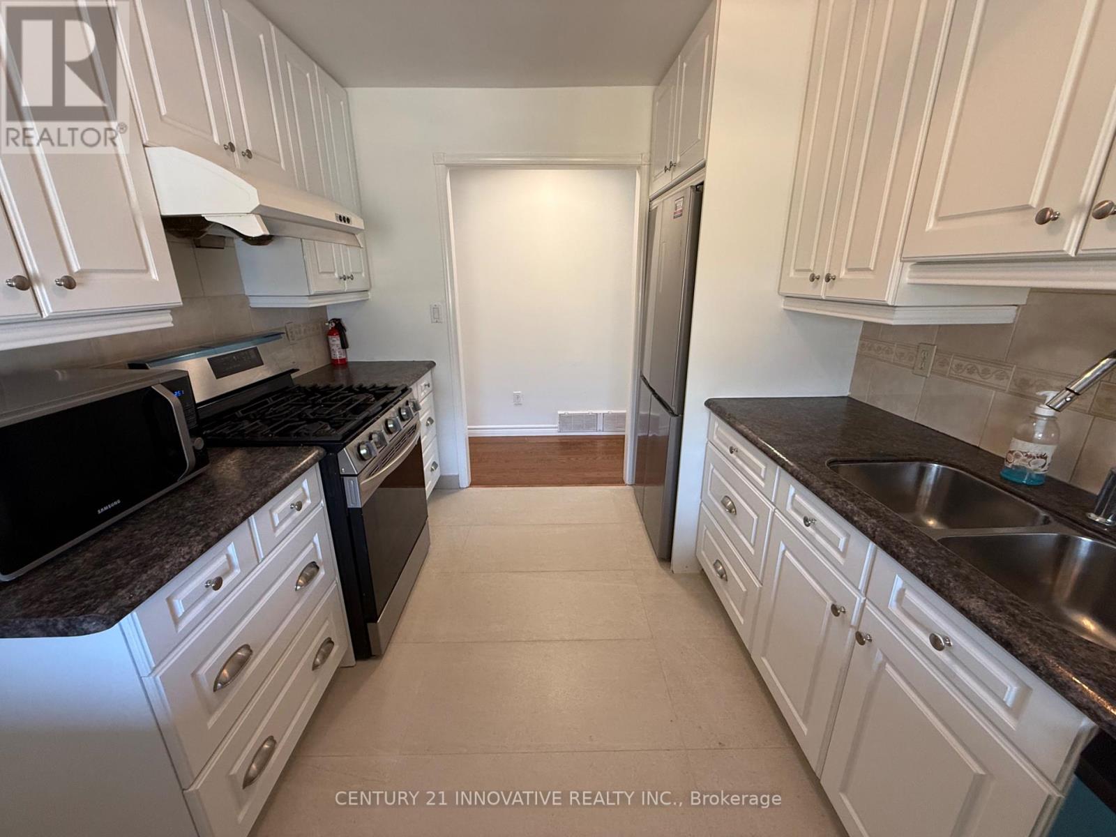 Upper - 541 Chamberlain Road, Burlington, Ontario  L7L 2V2 - Photo 13 - W13724612