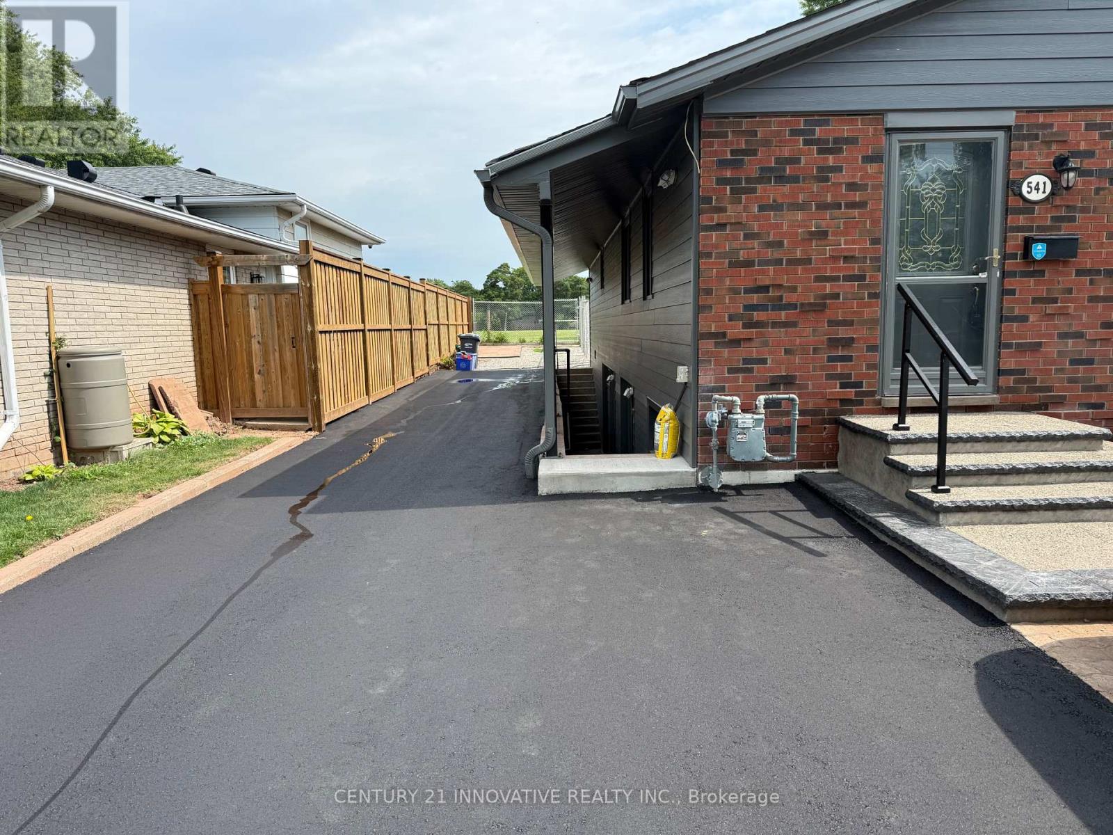 Upper - 541 Chamberlain Road, Burlington, Ontario  L7L 2V2 - Photo 2 - W13724612