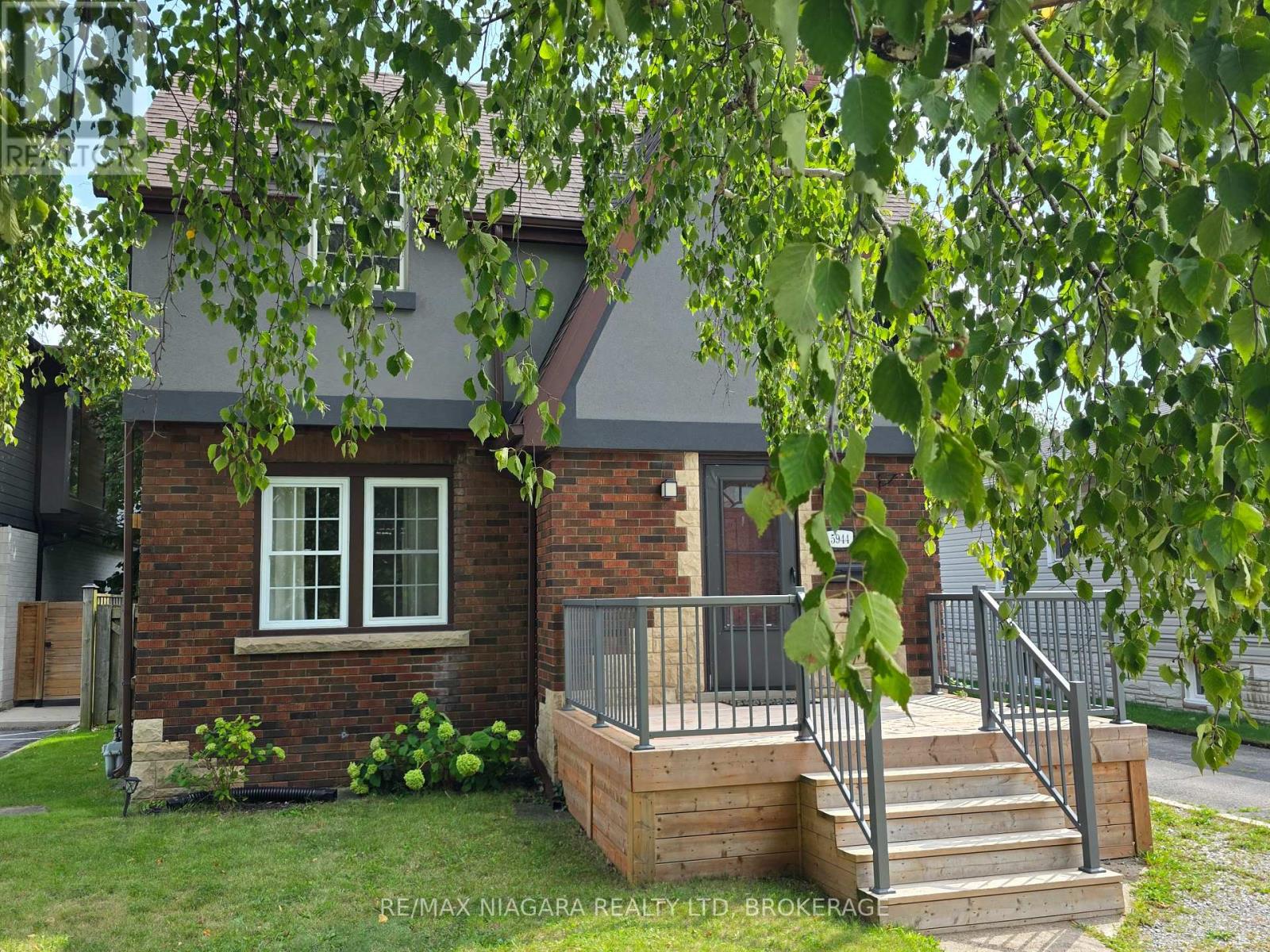 5944 Dorchester Road, Niagara Falls, Ontario L2G 5S9 - Photo 2 - X13724626