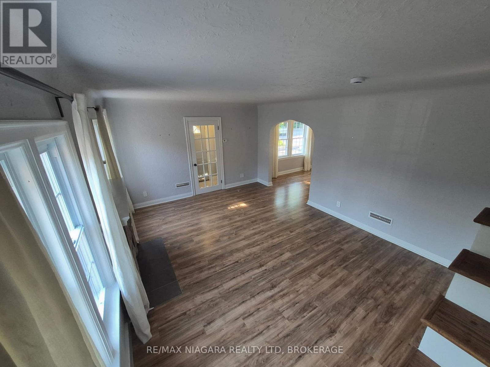 5944 Dorchester Road, Niagara Falls, Ontario L2G 5S9 - Photo 4 - X13724626