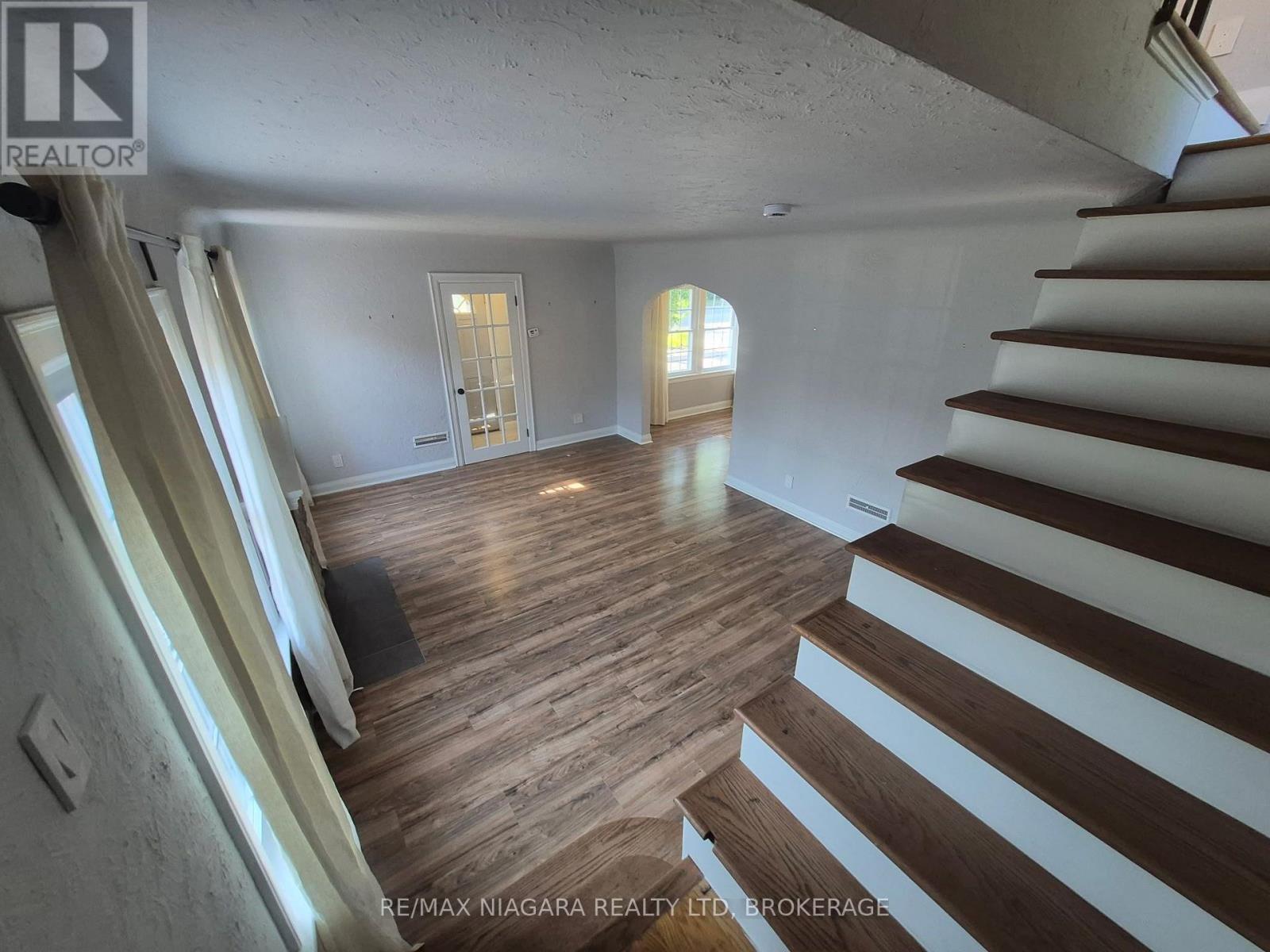 5944 Dorchester Road, Niagara Falls, Ontario L2G 5S9 - Photo 5 - X13724626