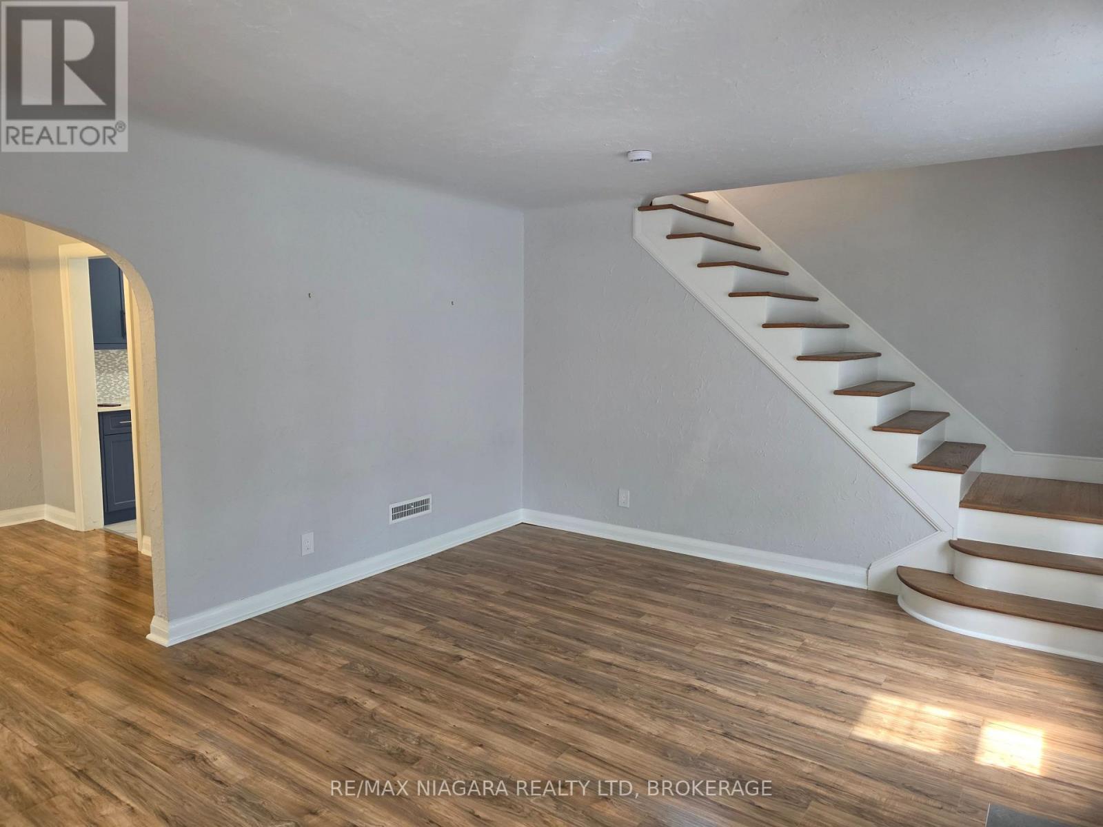 5944 Dorchester Road, Niagara Falls, Ontario L2G 5S9 - Photo 9 - X13724626