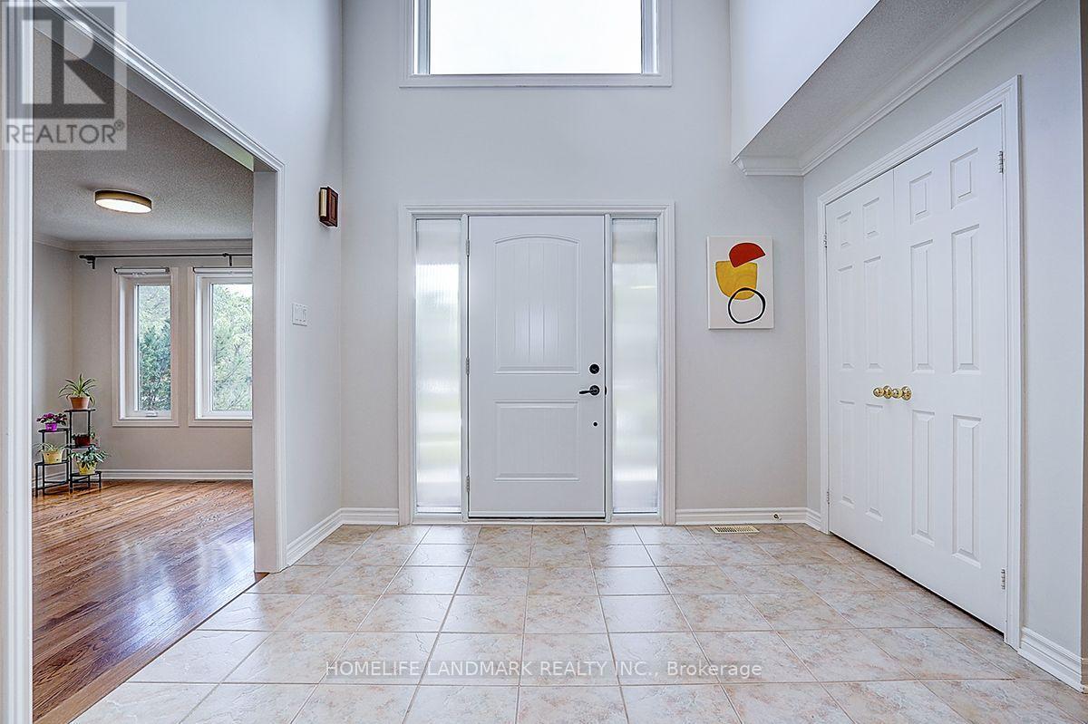 31 Crimson Ridge Road, Barrie, Ontario  L4N 9R8 - Photo 2 - S13721562