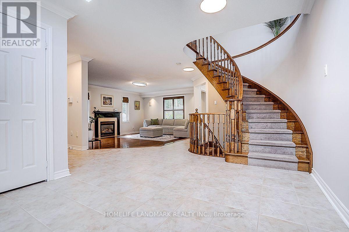 31 Crimson Ridge Road, Barrie, Ontario  L4N 9R8 - Photo 4 - S13721562