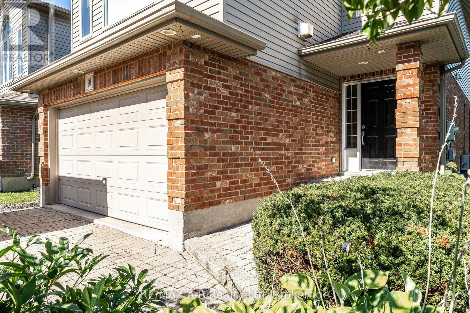 10 BUCKINGHAM DRIVE, Stratford, Ontario