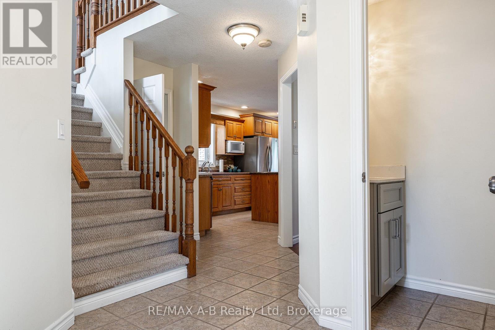 10 Buckingham Drive, Stratford, Ontario  N5A 7Z9 - Photo 3 - X13723492