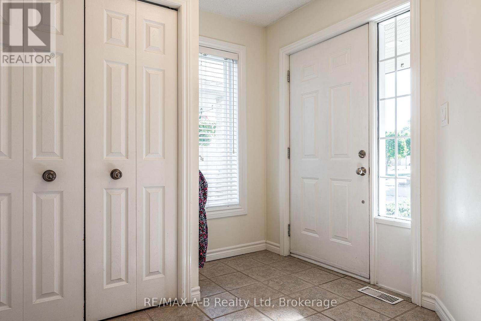 10 Buckingham Drive, Stratford, Ontario  N5A 7Z9 - Photo 4 - X13723492