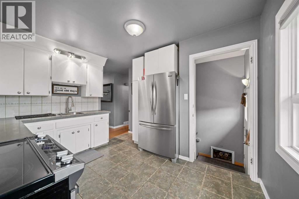 46 Westwood Drive SW, Calgary, Alberta  T3C 2V7 - Photo 11 - A2340895