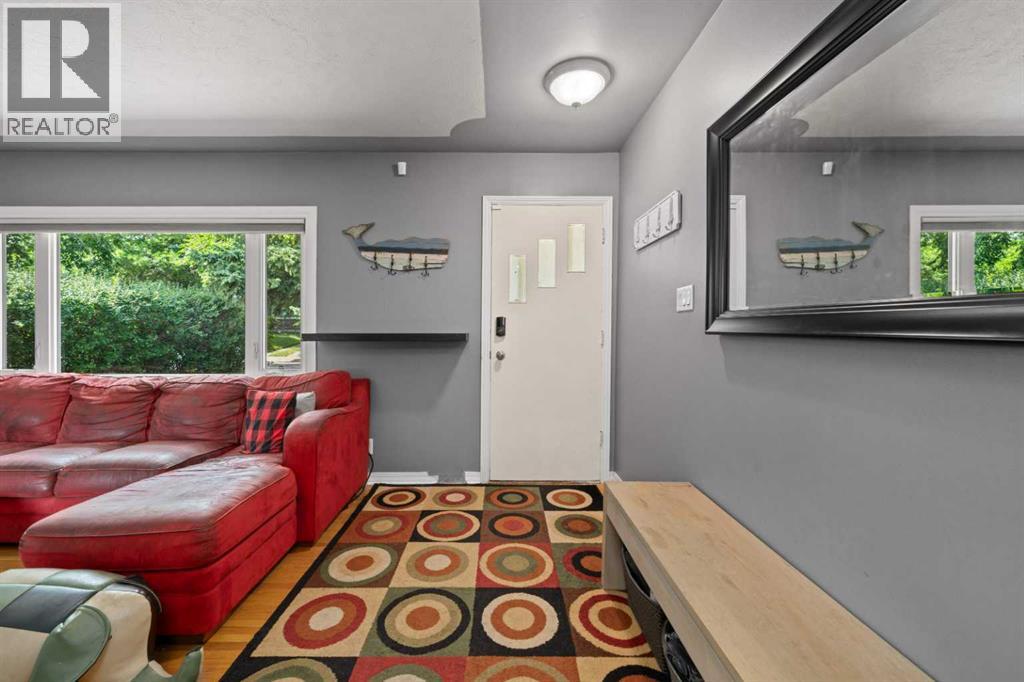 46 Westwood Drive SW, Calgary, Alberta  T3C 2V7 - Photo 3 - A2340895