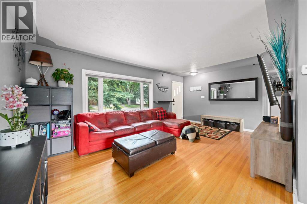 46 Westwood Drive SW, Calgary, Alberta  T3C 2V7 - Photo 4 - A2340895