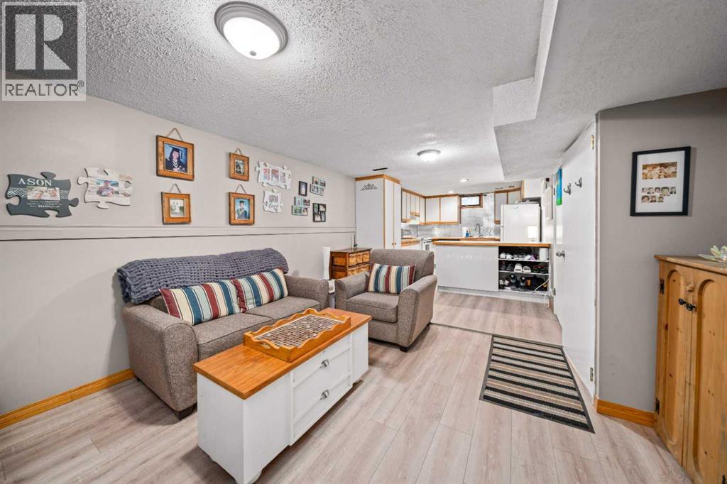 46 Westwood Drive SW, Calgary, Alberta  T3C 2V7 - Photo 21 - A2340895