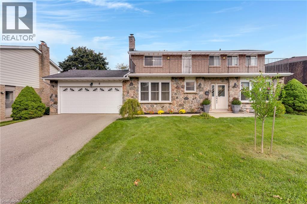 8 BLUE SPRUCE Court, Kitchener, Ontario