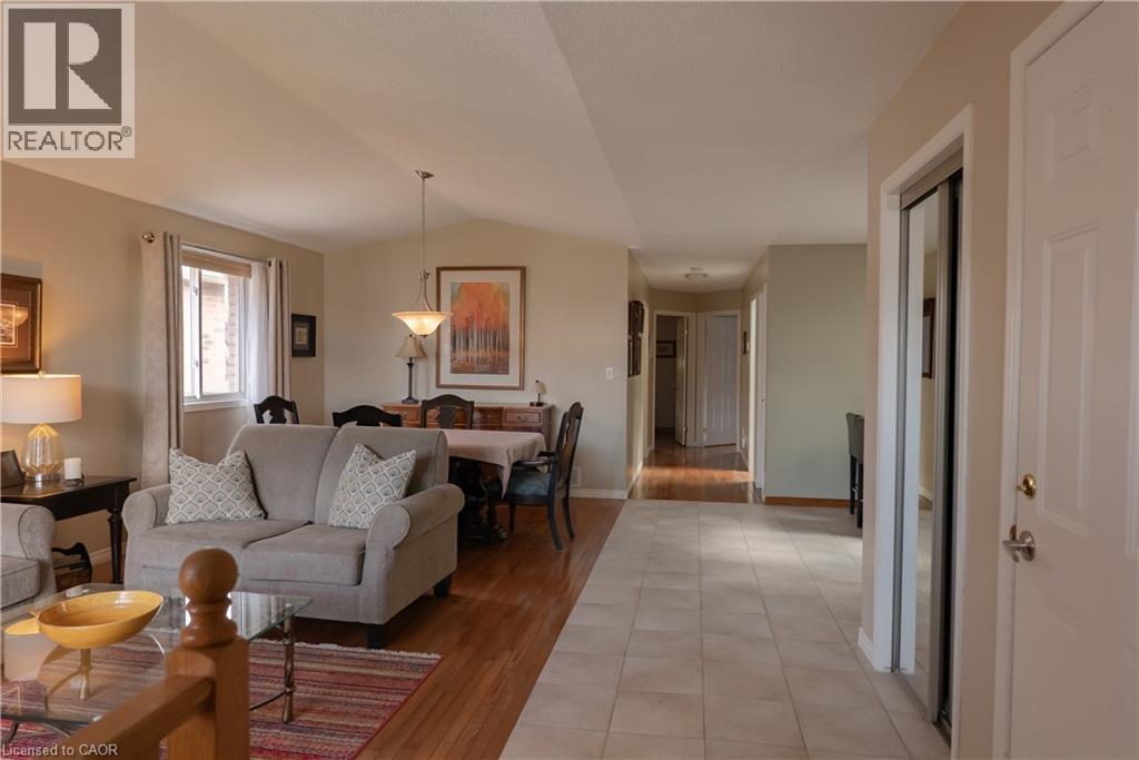 54 Republic Avenue, Hamilton, Ontario  L9B 2G7 - Photo 4 - 40859175