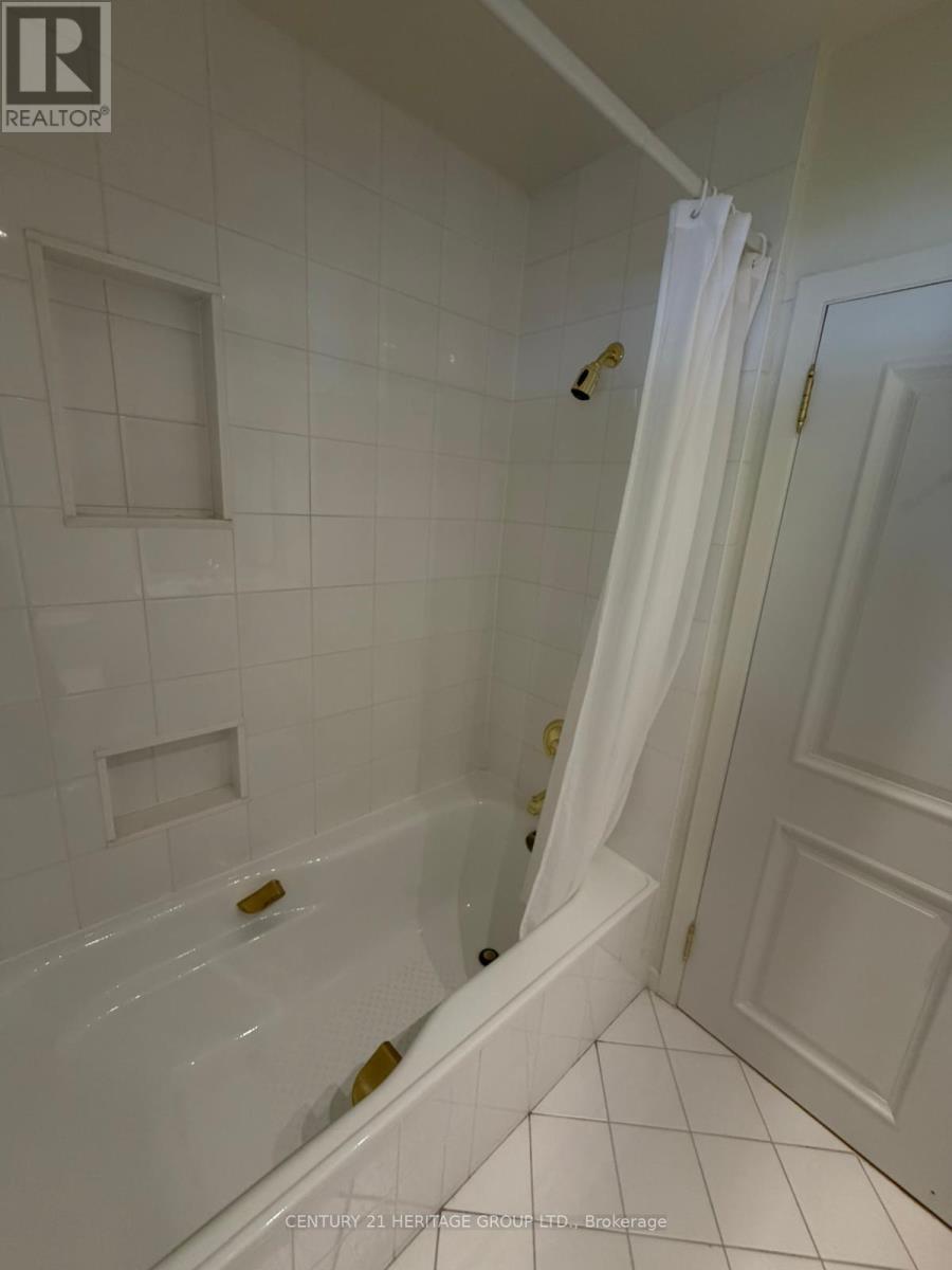 Main - 17 Hi Mount Drive, Toronto, Ontario  M2K 1X3 - Photo 17 - C13724392