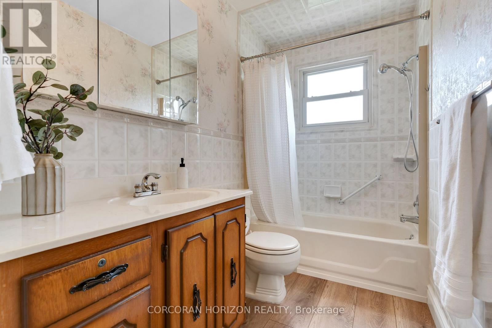 8 Blue Spruce Court, Kitchener, Ontario  N2N 1L1 - Photo 8 - X13724826