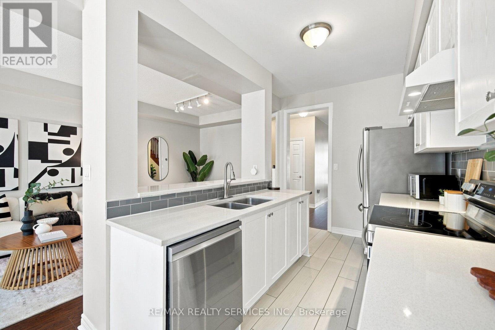 20 Cedarcrest Street, Caledon, Ontario  L7C 3P9 - Photo 4 - W13724746
