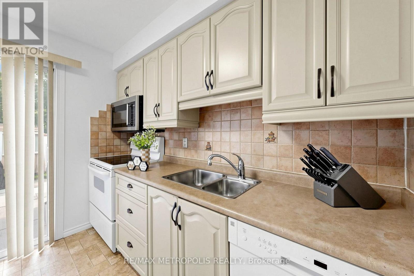 96 - 580 Eyer Drive, Pickering, Ontario L1W 3B7 - Photo 14 - E13724920