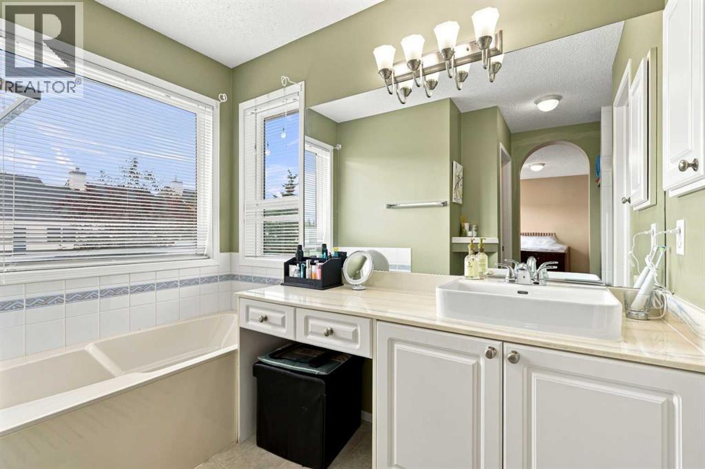 113 Rocky Ridge Point NW, Calgary, Alberta  T3G 4R5 - Photo 21 - A2340821