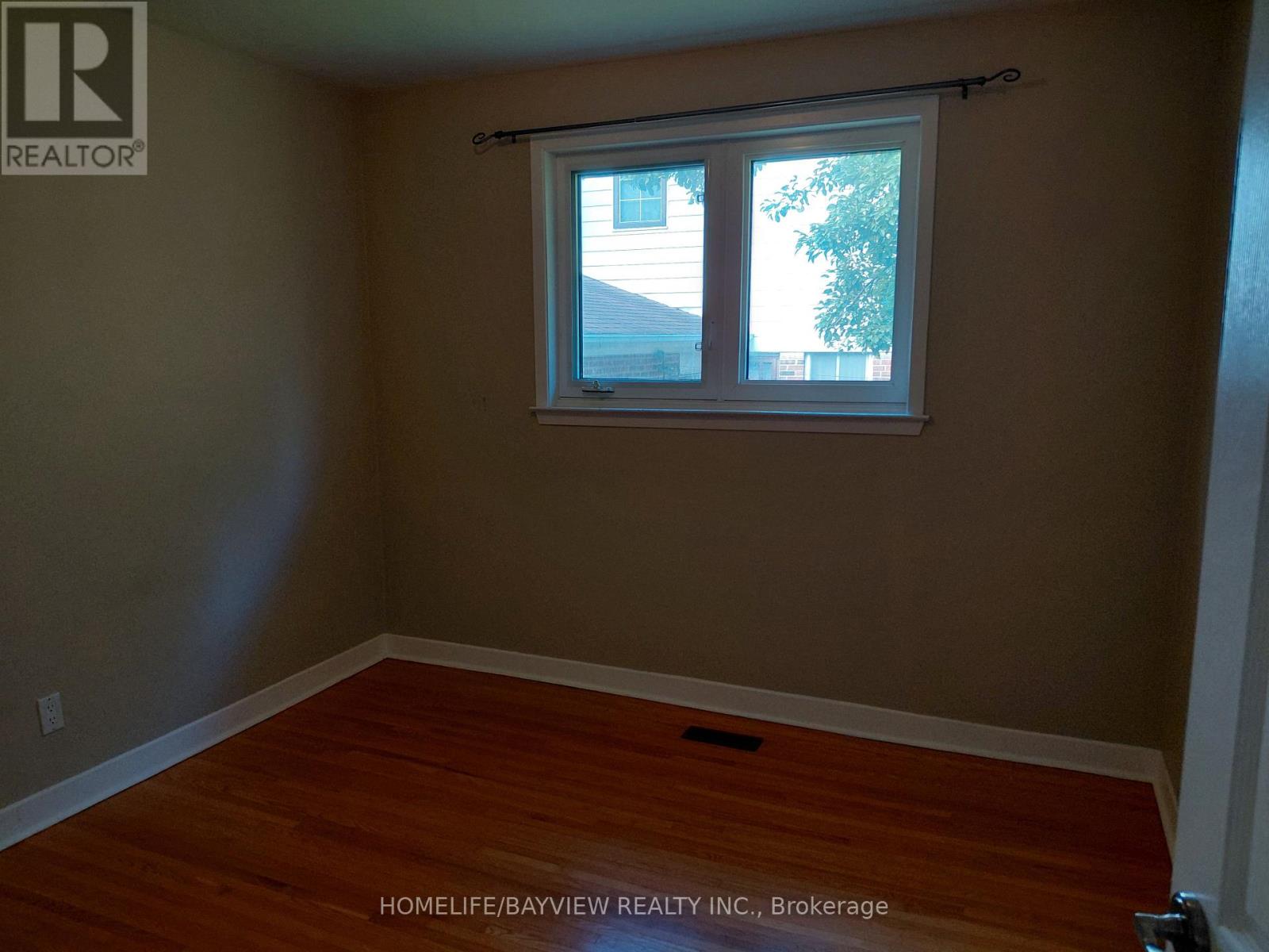 303 Millard(Main Level) Avenue, Newmarket, Ontario L3Y 1Z3 - Photo 10 - N13625018