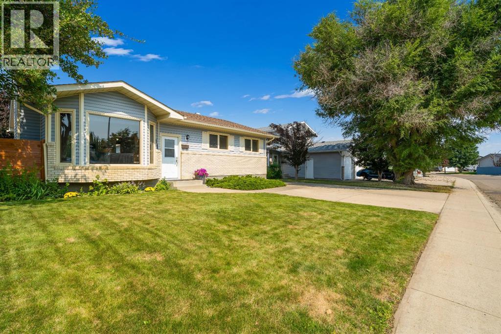 12 Swan Way SE, Medicine Hat, Alberta  T1B 4A7 - Photo 2 - A2338890