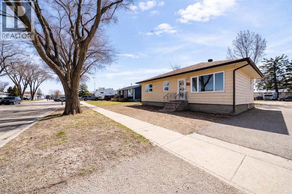 321 3 Avenue E, Bow Island, Alberta  T0K 0G0 - Photo 2 - A2325212