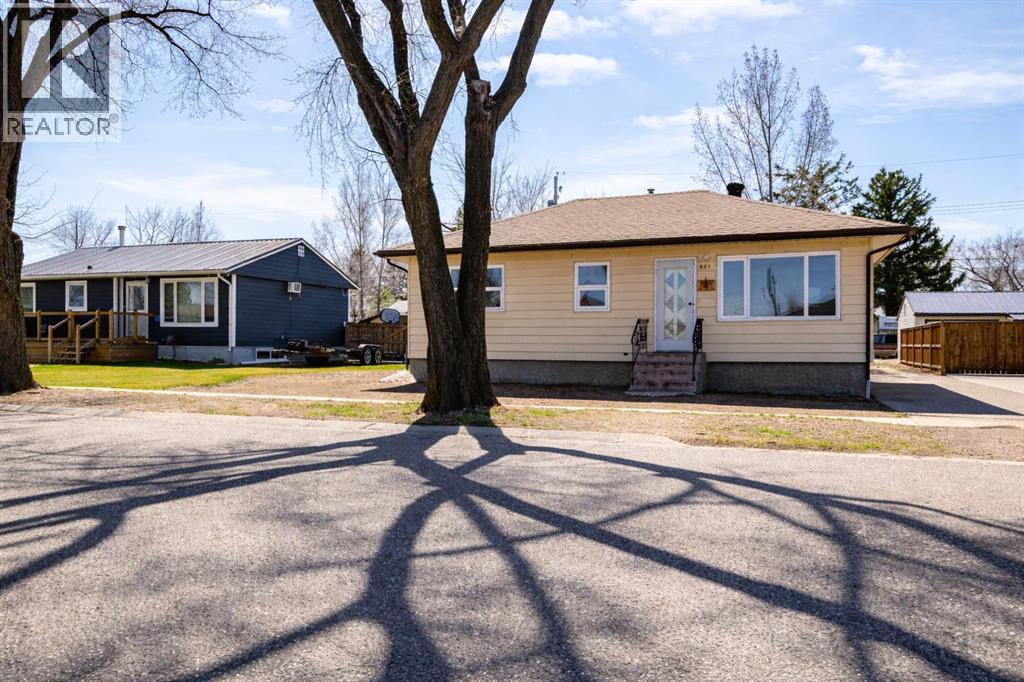 321 3 Avenue E, Bow Island, Alberta  T0K 0G0 - Photo 1 - A2325212