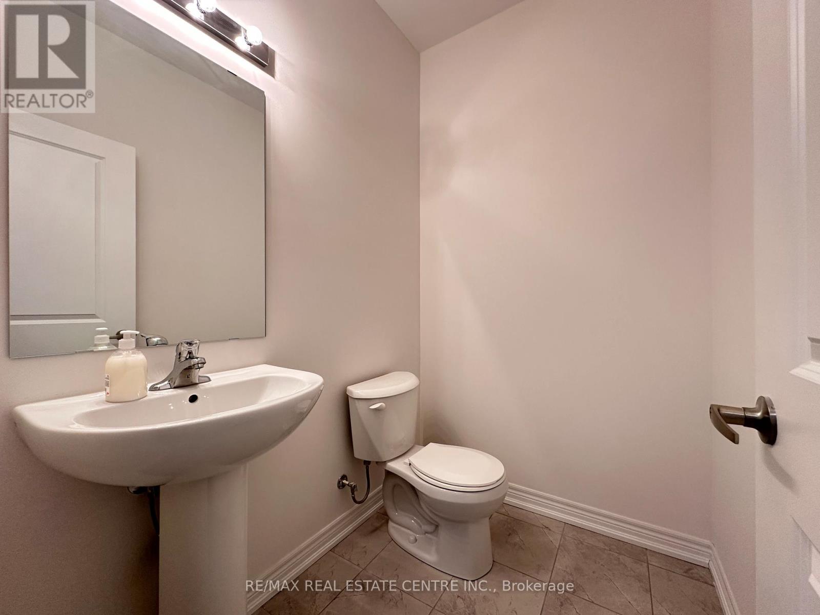 70 Wakefield Boulevard, Essa, Ontario  L3W 0L9 - Photo 12 - N12894422