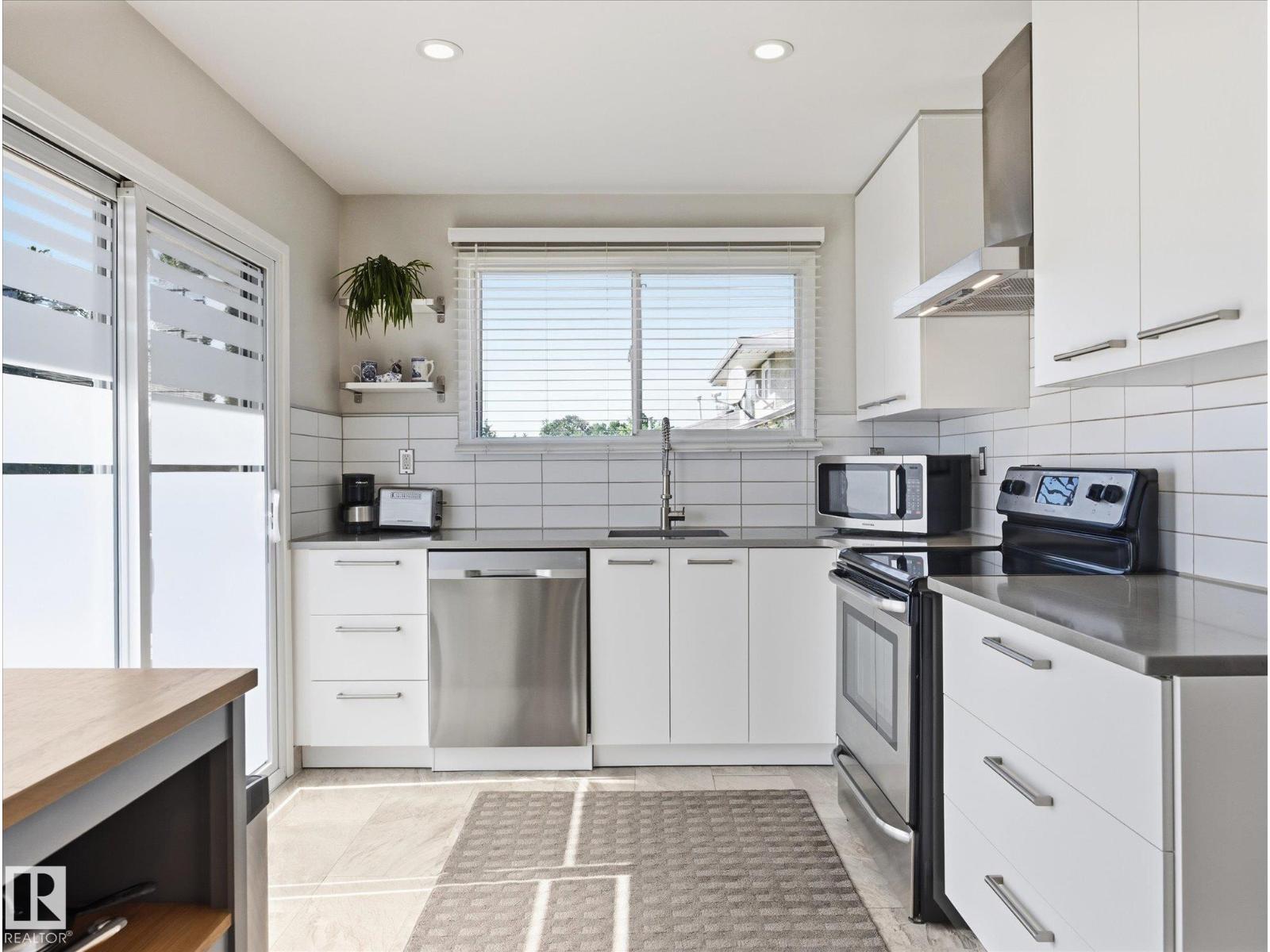 7411 141 AV NW, edmonton, Alberta