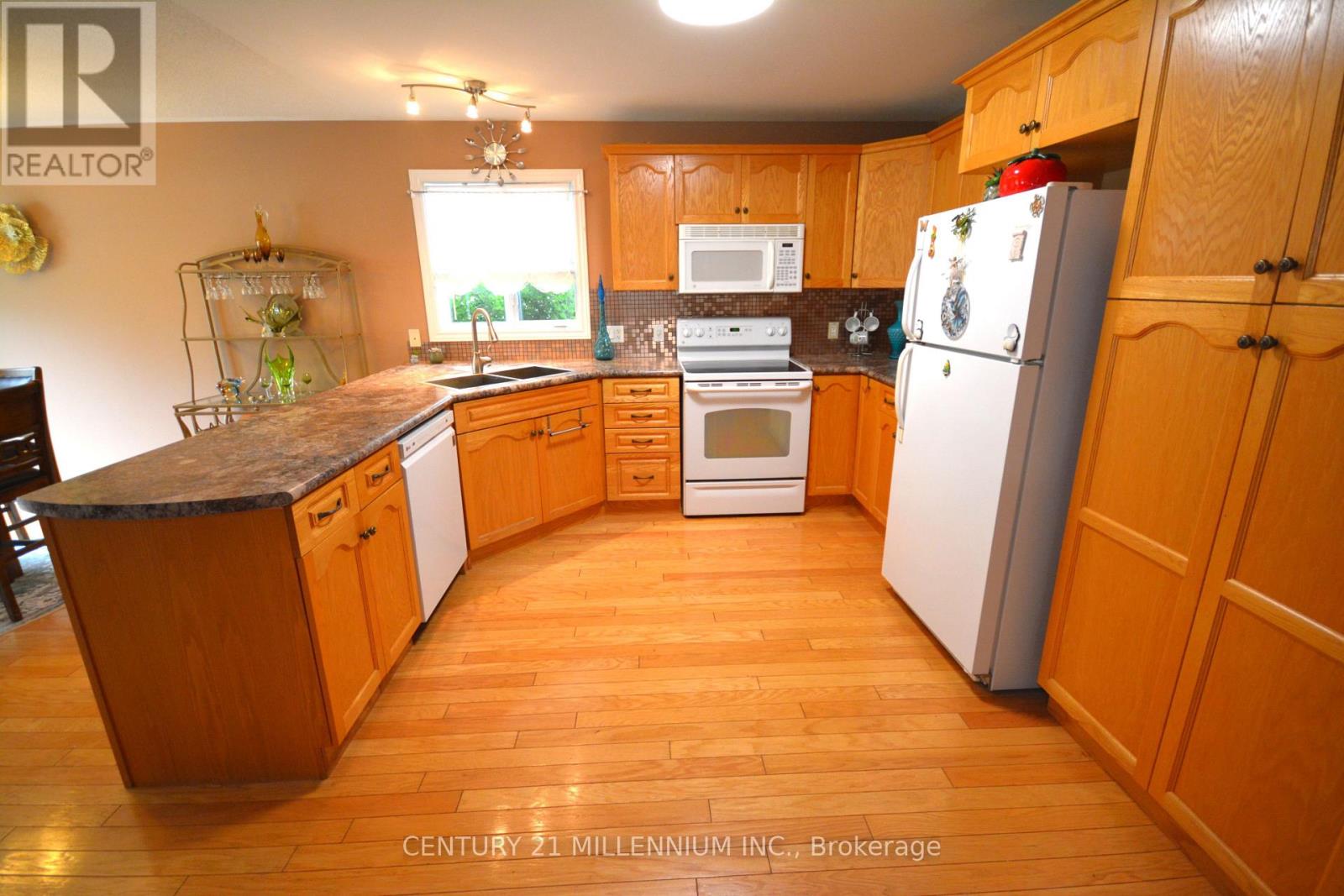 70 Pennsylvania Ave, Wasaga Beach, Ontario L9Z 3A8 - Photo 6 - S13717344