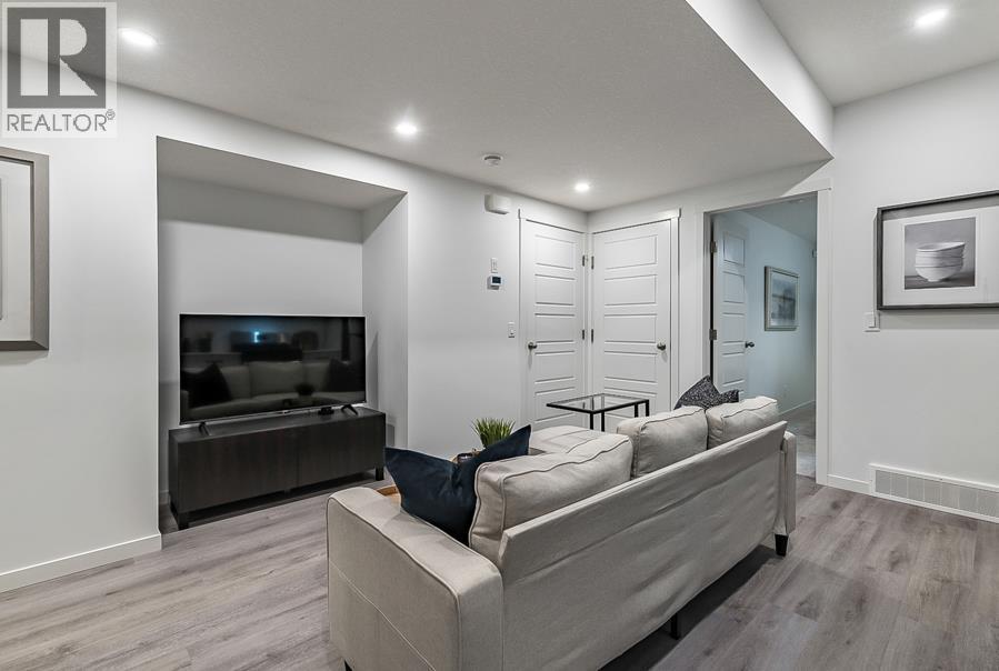 270 Creekside Manor SW, Calgary, Alberta  T2X 4B9 - Photo 11 - A2336327