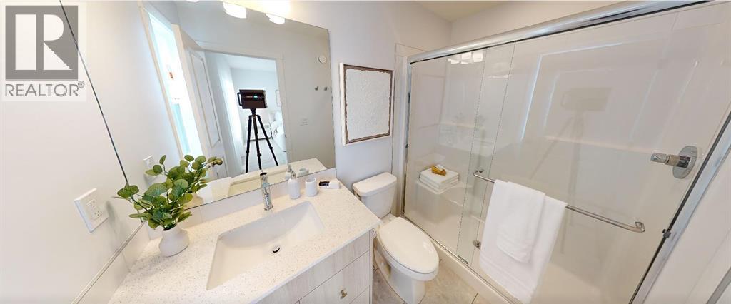 271 Creekside Manor SW, Calgary, Alberta  T2X 4B9 - Photo 9 - A2340024