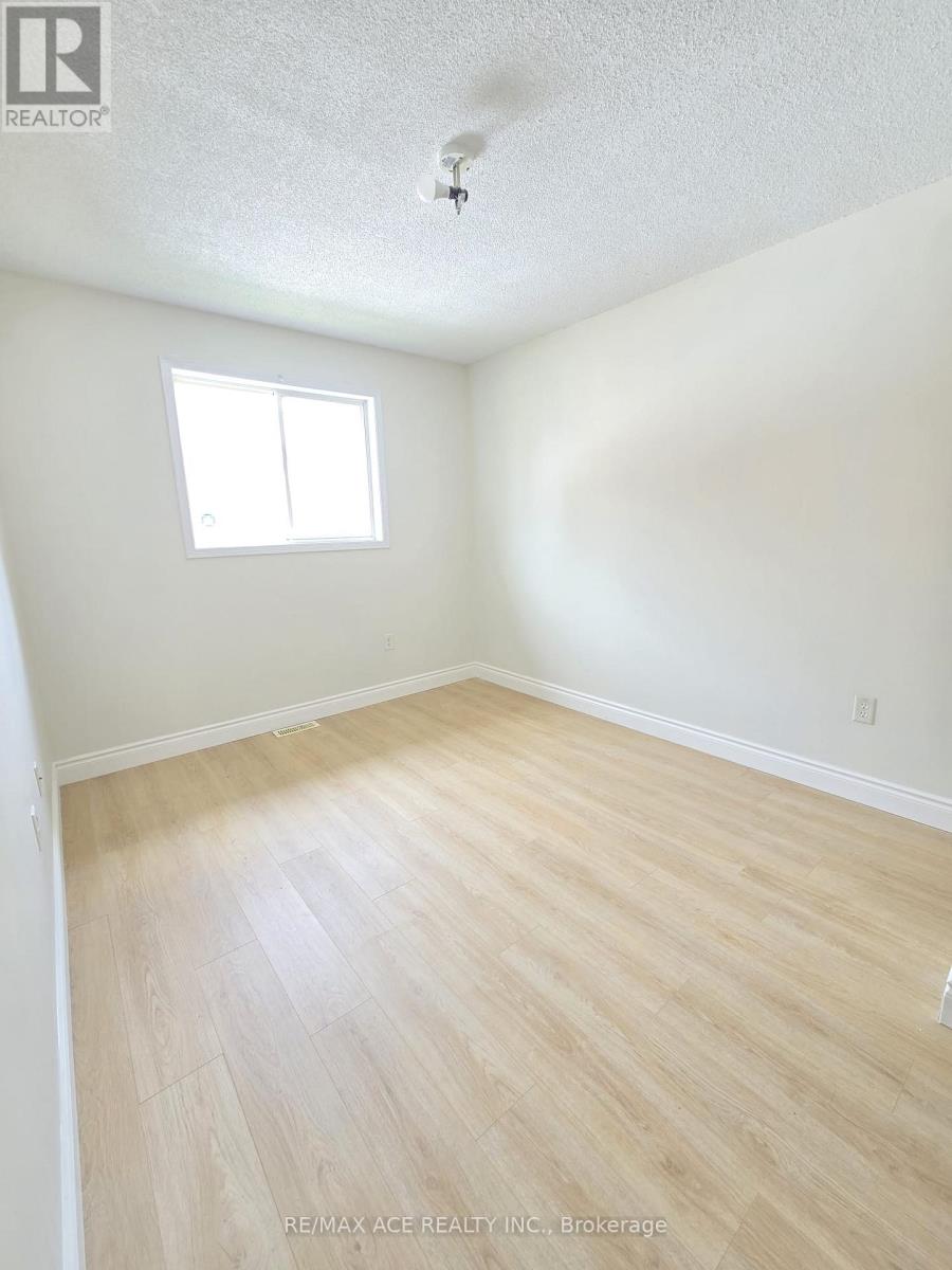 Main - 48 Ambler Bay, Barrie, Ontario  L4M 7A6 - Photo 11 - S13725538