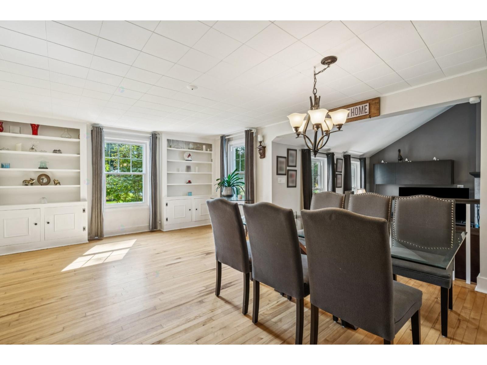 611A-613A Rue Principale Cowansville Quebec Canada J2K1J8 4
