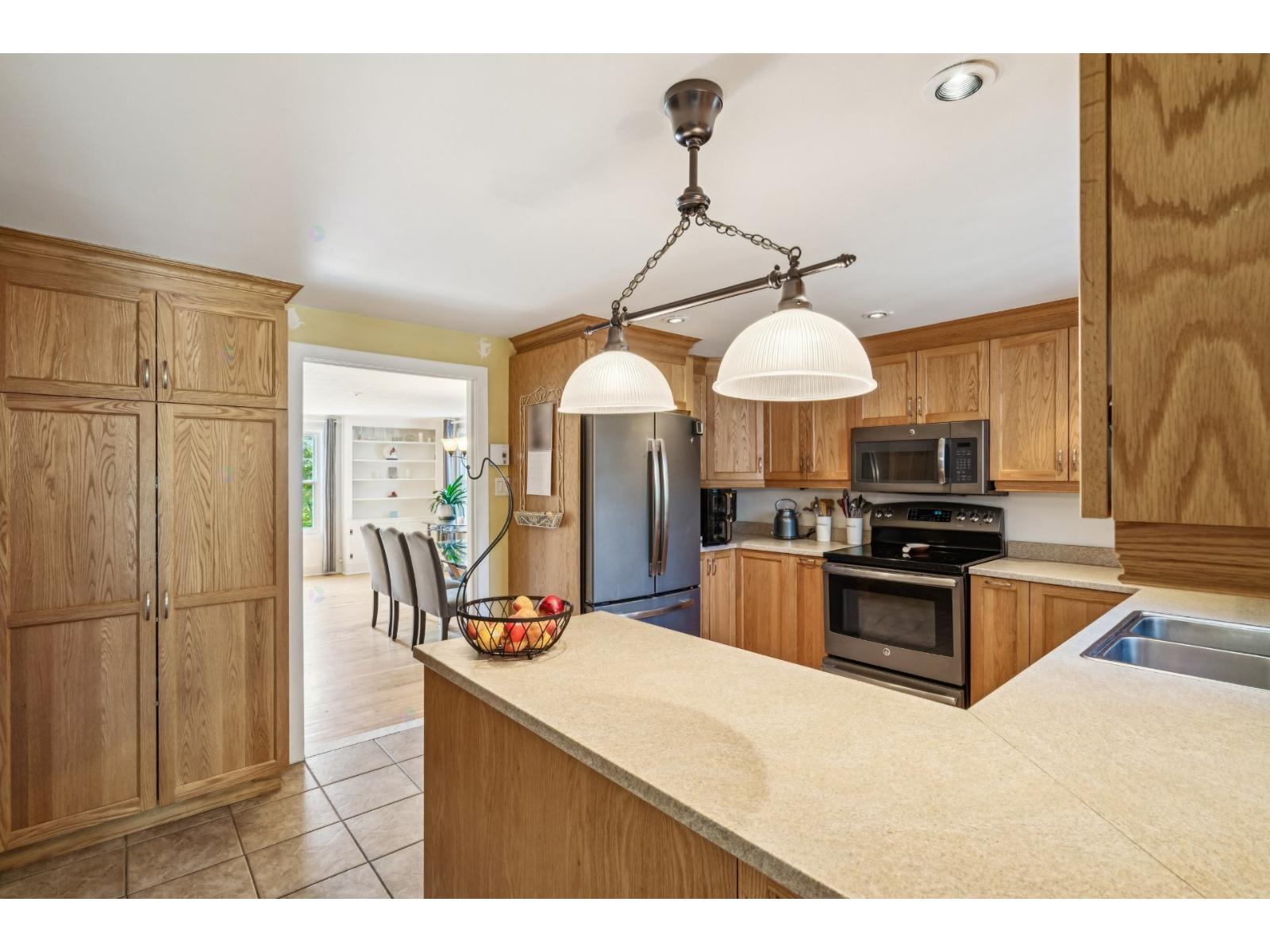611A-613A Rue Principale Cowansville Quebec Canada J2K1J8 5